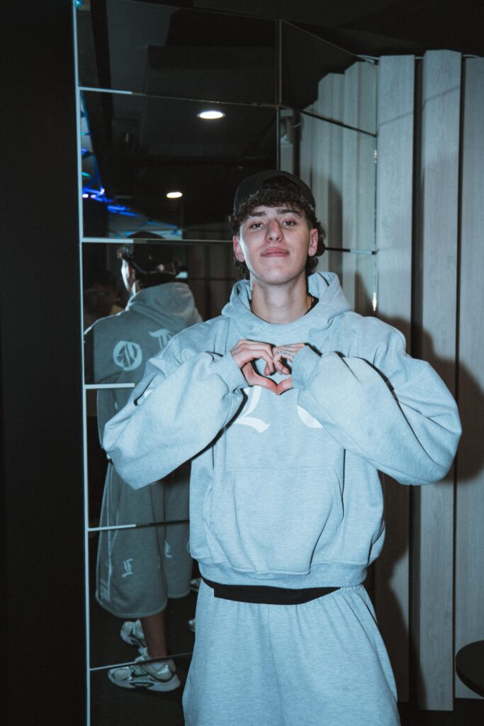 SAI estrena “Piñato” y le mete voz a una guaracha que no suele hablar